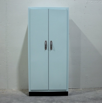 MUEBLE METÁLICO AZUL - Realizado en chapa pintada en azul claro y negro. Tiradores en aluminio.
Interior con baldas y cajón.
Seguramente mobiliario de cocina, despensa.
Origen: Francia.